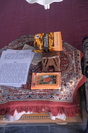 Stolek pro předčítající Umadi (rodná vesnice Šrí Bháúsáhéba). Leží na ni kniha Dásbódh a Manače šlóka (oboje od Samartha Rámdáse).