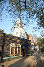 Pohled na část mathu v Inčgiri (tam, kde je bíla věž stojí samádhi Šrí Bháúsahéba)