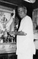 Nisargadatta Mahárádž při zpívání bhadžanů
